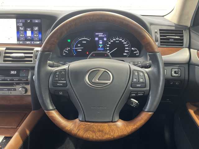 レクサス ＬＳ 600hL エグゼクティブP 秋田県 2015(平27)年 2.3万km ソニックシルバー ４WD/純正SDナビ(BT/DTV/CD/DVD)/ビルトインETC/LEXUS Safety System＋/・プリクラッシュセーフティー/・レーンディパーチャーアラート/・オートマチックハイビーム/・レーダークルーズコントロール/電動リアゲート/電動サイド＆リアサンシェード/全席パワーシート/全席シートヒーター/全席エアシート/左後席マッサージ機能有/純正後席モニター/リアセンターコンソール/オットマン/クリアランスソナー/運転支援システム(DSSS)