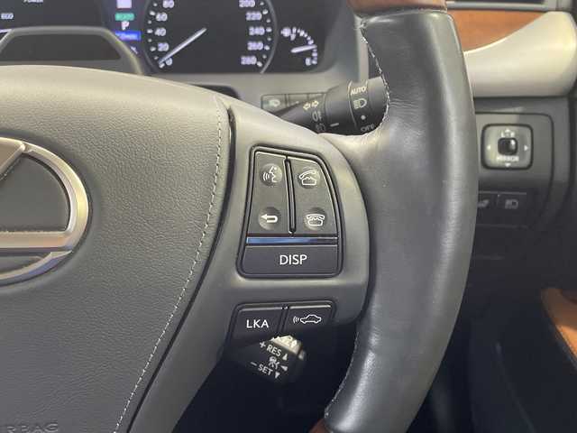 レクサス ＬＳ 600hL エグゼクティブP 秋田県 2015(平27)年 2.3万km ソニックシルバー ４WD/純正SDナビ(BT/DTV/CD/DVD)/ビルトインETC/LEXUS Safety System＋/・プリクラッシュセーフティー/・レーンディパーチャーアラート/・オートマチックハイビーム/・レーダークルーズコントロール/電動リアゲート/電動サイド＆リアサンシェード/全席パワーシート/全席シートヒーター/全席エアシート/左後席マッサージ機能有/純正後席モニター/リアセンターコンソール/オットマン/クリアランスソナー/運転支援システム(DSSS)