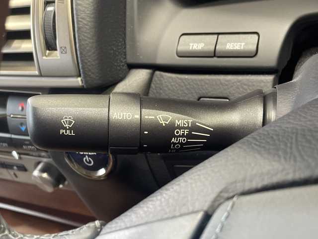 レクサス ＬＳ 600hL エグゼクティブP 秋田県 2015(平27)年 2.3万km ソニックシルバー ４WD/純正SDナビ(BT/DTV/CD/DVD)/ビルトインETC/LEXUS Safety System＋/・プリクラッシュセーフティー/・レーンディパーチャーアラート/・オートマチックハイビーム/・レーダークルーズコントロール/電動リアゲート/電動サイド＆リアサンシェード/全席パワーシート/全席シートヒーター/全席エアシート/左後席マッサージ機能有/純正後席モニター/リアセンターコンソール/オットマン/クリアランスソナー/運転支援システム(DSSS)