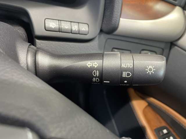 レクサス ＬＳ 600hL エグゼクティブP 秋田県 2015(平27)年 2.3万km ソニックシルバー ４WD/純正SDナビ(BT/DTV/CD/DVD)/ビルトインETC/LEXUS Safety System＋/・プリクラッシュセーフティー/・レーンディパーチャーアラート/・オートマチックハイビーム/・レーダークルーズコントロール/電動リアゲート/電動サイド＆リアサンシェード/全席パワーシート/全席シートヒーター/全席エアシート/左後席マッサージ機能有/純正後席モニター/リアセンターコンソール/オットマン/クリアランスソナー/運転支援システム(DSSS)