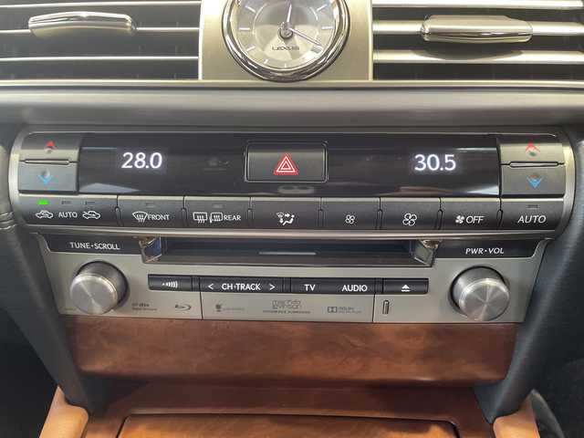 レクサス ＬＳ 600hL エグゼクティブP 秋田県 2015(平27)年 2.3万km ソニックシルバー ４WD/純正SDナビ(BT/DTV/CD/DVD)/ビルトインETC/LEXUS Safety System＋/・プリクラッシュセーフティー/・レーンディパーチャーアラート/・オートマチックハイビーム/・レーダークルーズコントロール/電動リアゲート/電動サイド＆リアサンシェード/全席パワーシート/全席シートヒーター/全席エアシート/左後席マッサージ機能有/純正後席モニター/リアセンターコンソール/オットマン/クリアランスソナー/運転支援システム(DSSS)