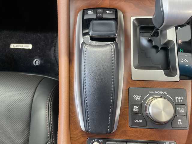 レクサス ＬＳ 600hL エグゼクティブP 秋田県 2015(平27)年 2.3万km ソニックシルバー ４WD/純正SDナビ(BT/DTV/CD/DVD)/ビルトインETC/LEXUS Safety System＋/・プリクラッシュセーフティー/・レーンディパーチャーアラート/・オートマチックハイビーム/・レーダークルーズコントロール/電動リアゲート/電動サイド＆リアサンシェード/全席パワーシート/全席シートヒーター/全席エアシート/左後席マッサージ機能有/純正後席モニター/リアセンターコンソール/オットマン/クリアランスソナー/運転支援システム(DSSS)