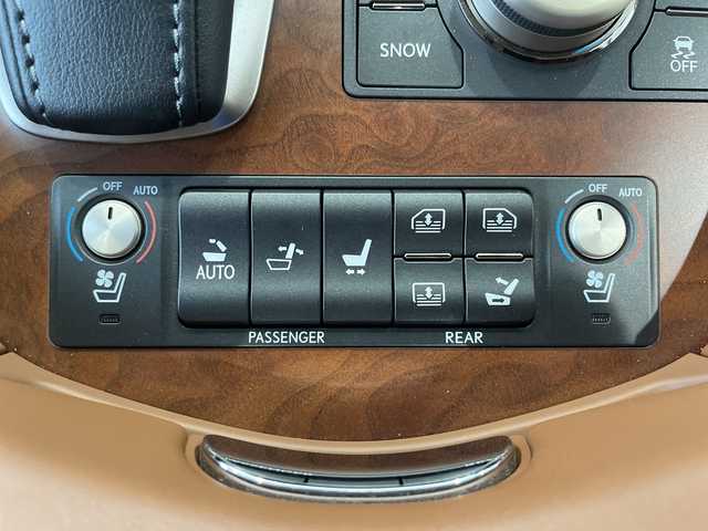 レクサス ＬＳ 600hL エグゼクティブP 秋田県 2015(平27)年 2.3万km ソニックシルバー ４WD/純正SDナビ(BT/DTV/CD/DVD)/ビルトインETC/LEXUS Safety System＋/・プリクラッシュセーフティー/・レーンディパーチャーアラート/・オートマチックハイビーム/・レーダークルーズコントロール/電動リアゲート/電動サイド＆リアサンシェード/全席パワーシート/全席シートヒーター/全席エアシート/左後席マッサージ機能有/純正後席モニター/リアセンターコンソール/オットマン/クリアランスソナー/運転支援システム(DSSS)