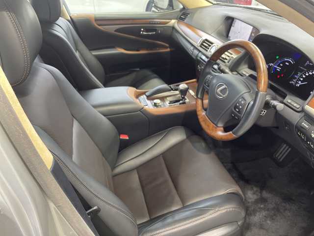 レクサス ＬＳ 600hL エグゼクティブP 秋田県 2015(平27)年 2.3万km ソニックシルバー ４WD/純正SDナビ(BT/DTV/CD/DVD)/ビルトインETC/LEXUS Safety System＋/・プリクラッシュセーフティー/・レーンディパーチャーアラート/・オートマチックハイビーム/・レーダークルーズコントロール/電動リアゲート/電動サイド＆リアサンシェード/全席パワーシート/全席シートヒーター/全席エアシート/左後席マッサージ機能有/純正後席モニター/リアセンターコンソール/オットマン/クリアランスソナー/運転支援システム(DSSS)