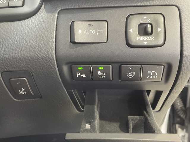 レクサス ＬＳ 600hL エグゼクティブP 秋田県 2015(平27)年 2.3万km ソニックシルバー ４WD/純正SDナビ(BT/DTV/CD/DVD)/ビルトインETC/LEXUS Safety System＋/・プリクラッシュセーフティー/・レーンディパーチャーアラート/・オートマチックハイビーム/・レーダークルーズコントロール/電動リアゲート/電動サイド＆リアサンシェード/全席パワーシート/全席シートヒーター/全席エアシート/左後席マッサージ機能有/純正後席モニター/リアセンターコンソール/オットマン/クリアランスソナー/運転支援システム(DSSS)