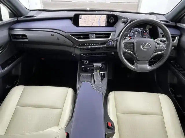 レクサス ＵＸ 250h アーバンエレガンス 熊本県 2021(令3)年 5万km グラファイトブラックガラスフレーク 純正メーカーＯＰナビＤＴＶ/・CD/DVD/BT/SD/USB/フルセグ/パノラミックビューモニター/ビルトインETC2.0/白革シート/・パワーシート/・エアーシート/サンルーフ/ハンドルヒーター/ステアリングスイッチ/前後ドライブレコーダー/パワーバックドア/ブラックルーフレール/LEDヘッドライト/・フォグ/ウィンカードアミラー/Lexus Safety System+/・プリクラッシュセーフティ/・レーダークルーズコントロール/・レーントレーシングアシスト/・レーンディパーチャーアラート/・ロードサインアシスト/・発進遅れ告知機能/マット/スマートキー/保証書・取説有り