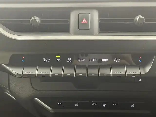 レクサス ＵＸ 250h アーバンエレガンス 熊本県 2021(令3)年 5万km グラファイトブラックガラスフレーク 純正メーカーＯＰナビＤＴＶ/・CD/DVD/BT/SD/USB/フルセグ/パノラミックビューモニター/ビルトインETC2.0/白革シート/・パワーシート/・エアーシート/サンルーフ/ハンドルヒーター/ステアリングスイッチ/前後ドライブレコーダー/パワーバックドア/ブラックルーフレール/LEDヘッドライト/・フォグ/ウィンカードアミラー/Lexus Safety System+/・プリクラッシュセーフティ/・レーダークルーズコントロール/・レーントレーシングアシスト/・レーンディパーチャーアラート/・ロードサインアシスト/・発進遅れ告知機能/マット/スマートキー/保証書・取説有り