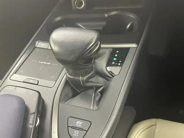 レクサス ＵＸ 250h アーバンエレガンス 熊本県 2021(令3)年 5万km グラファイトブラックガラスフレーク 純正メーカーＯＰナビＤＴＶ/・CD/DVD/BT/SD/USB/フルセグ/パノラミックビューモニター/ビルトインETC2.0/白革シート/・パワーシート/・エアーシート/サンルーフ/ハンドルヒーター/ステアリングスイッチ/前後ドライブレコーダー/パワーバックドア/ブラックルーフレール/LEDヘッドライト/・フォグ/ウィンカードアミラー/Lexus Safety System+/・プリクラッシュセーフティ/・レーダークルーズコントロール/・レーントレーシングアシスト/・レーンディパーチャーアラート/・ロードサインアシスト/・発進遅れ告知機能/マット/スマートキー/保証書・取説有り