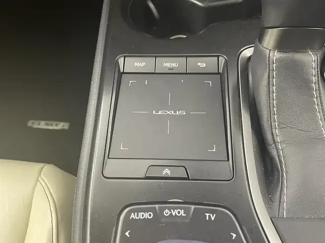 レクサス ＵＸ 250h アーバンエレガンス 熊本県 2021(令3)年 5万km グラファイトブラックガラスフレーク 純正メーカーＯＰナビＤＴＶ/・CD/DVD/BT/SD/USB/フルセグ/パノラミックビューモニター/ビルトインETC2.0/白革シート/・パワーシート/・エアーシート/サンルーフ/ハンドルヒーター/ステアリングスイッチ/前後ドライブレコーダー/パワーバックドア/ブラックルーフレール/LEDヘッドライト/・フォグ/ウィンカードアミラー/Lexus Safety System+/・プリクラッシュセーフティ/・レーダークルーズコントロール/・レーントレーシングアシスト/・レーンディパーチャーアラート/・ロードサインアシスト/・発進遅れ告知機能/マット/スマートキー/保証書・取説有り