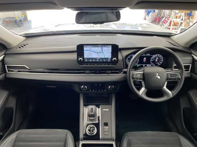 三菱 アウトランダー ＰＨＥＶ G 兵庫県 2022(令4)年 6.9万km ホワイトダイヤモンド ・充電ケーブル車載/・マイパイロット/・ハンドル支援/・車線逸脱警報/・車線逸脱防止支援/・後側方接近車両検知警報/・後側方衝突防止支援/・前方衝突防止支援/・踏み間違い衝突防止アシスト/・標識認識/・後退時車両検知警報/・レーダークルーズコントロール/・オートマチックハイビーム/・純正9型ナビ＆フルセグ＆BT＆USB/・全方位カメラ/・置くだけ充電/・AC100V電源/・パワーバックドア（ハンズフリー機能付き）/・BSM/・ハーフレザーシート/・前席シートヒーター/・前席パワーシート/・ステアリングヒーター/・ステアリングスイッチ/・スマートキー/・プッシュスタート/・スペアキー/・LEDライト/・フォグ/・オートライト/・純正20インチアルミホイール/・寒冷地仕様/・フロントワイパーデアイサー/・自動防眩ミラー/・ロールサンシェード