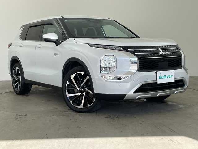 三菱 アウトランダー ＰＨＥＶ G 兵庫県 2022(令4)年 6.9万km ホワイトダイヤモンド ・充電ケーブル車載/・マイパイロット/・ハンドル支援/・車線逸脱警報/・車線逸脱防止支援/・後側方接近車両検知警報/・後側方衝突防止支援/・前方衝突防止支援/・踏み間違い衝突防止アシスト/・標識認識/・後退時車両検知警報/・レーダークルーズコントロール/・オートマチックハイビーム/・純正9型ナビ＆フルセグ＆BT＆USB/・全方位カメラ/・置くだけ充電/・AC100V電源/・パワーバックドア（ハンズフリー機能付き）/・BSM/・ハーフレザーシート/・前席シートヒーター/・前席パワーシート/・ステアリングヒーター/・ステアリングスイッチ/・スマートキー/・プッシュスタート/・スペアキー/・LEDライト/・フォグ/・オートライト/・純正20インチアルミホイール/・寒冷地仕様/・フロントワイパーデアイサー/・自動防眩ミラー/・ロールサンシェード