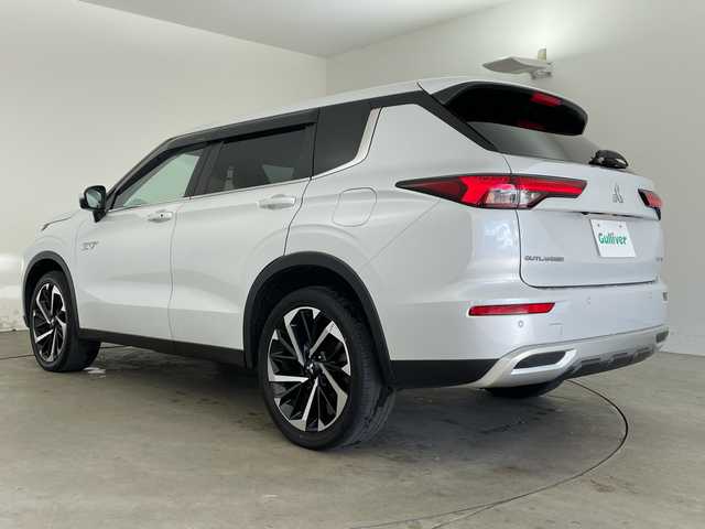 三菱 アウトランダー ＰＨＥＶ G 兵庫県 2022(令4)年 6.9万km ホワイトダイヤモンド ・充電ケーブル車載/・マイパイロット/・ハンドル支援/・車線逸脱警報/・車線逸脱防止支援/・後側方接近車両検知警報/・後側方衝突防止支援/・前方衝突防止支援/・踏み間違い衝突防止アシスト/・標識認識/・後退時車両検知警報/・レーダークルーズコントロール/・オートマチックハイビーム/・純正9型ナビ＆フルセグ＆BT＆USB/・全方位カメラ/・置くだけ充電/・AC100V電源/・パワーバックドア（ハンズフリー機能付き）/・BSM/・ハーフレザーシート/・前席シートヒーター/・前席パワーシート/・ステアリングヒーター/・ステアリングスイッチ/・スマートキー/・プッシュスタート/・スペアキー/・LEDライト/・フォグ/・オートライト/・純正20インチアルミホイール/・寒冷地仕様/・フロントワイパーデアイサー/・自動防眩ミラー/・ロールサンシェード