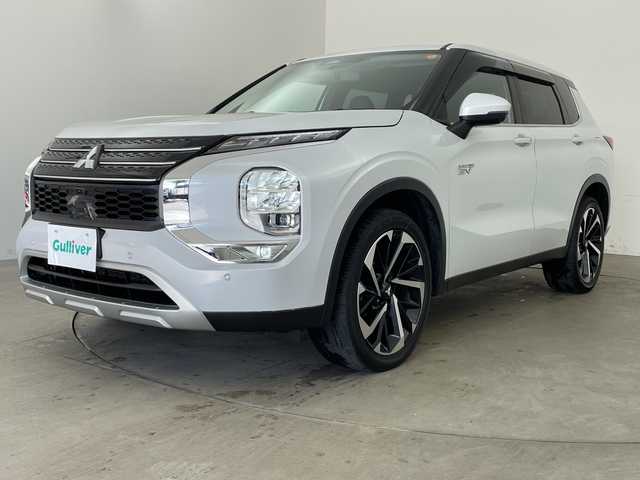 三菱 アウトランダー ＰＨＥＶ G 兵庫県 2022(令4)年 6.9万km ホワイトダイヤモンド ・充電ケーブル車載/・マイパイロット/・ハンドル支援/・車線逸脱警報/・車線逸脱防止支援/・後側方接近車両検知警報/・後側方衝突防止支援/・前方衝突防止支援/・踏み間違い衝突防止アシスト/・標識認識/・後退時車両検知警報/・レーダークルーズコントロール/・オートマチックハイビーム/・純正9型ナビ＆フルセグ＆BT＆USB/・全方位カメラ/・置くだけ充電/・AC100V電源/・パワーバックドア（ハンズフリー機能付き）/・BSM/・ハーフレザーシート/・前席シートヒーター/・前席パワーシート/・ステアリングヒーター/・ステアリングスイッチ/・スマートキー/・プッシュスタート/・スペアキー/・LEDライト/・フォグ/・オートライト/・純正20インチアルミホイール/・寒冷地仕様/・フロントワイパーデアイサー/・自動防眩ミラー/・ロールサンシェード