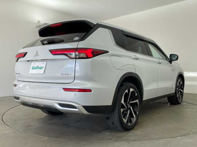 三菱 アウトランダー ＰＨＥＶ G 兵庫県 2022(令4)年 6.9万km ホワイトダイヤモンド ・充電ケーブル車載/・マイパイロット/・ハンドル支援/・車線逸脱警報/・車線逸脱防止支援/・後側方接近車両検知警報/・後側方衝突防止支援/・前方衝突防止支援/・踏み間違い衝突防止アシスト/・標識認識/・後退時車両検知警報/・レーダークルーズコントロール/・オートマチックハイビーム/・純正9型ナビ＆フルセグ＆BT＆USB/・全方位カメラ/・置くだけ充電/・AC100V電源/・パワーバックドア（ハンズフリー機能付き）/・BSM/・ハーフレザーシート/・前席シートヒーター/・前席パワーシート/・ステアリングヒーター/・ステアリングスイッチ/・スマートキー/・プッシュスタート/・スペアキー/・LEDライト/・フォグ/・オートライト/・純正20インチアルミホイール/・寒冷地仕様/・フロントワイパーデアイサー/・自動防眩ミラー/・ロールサンシェード