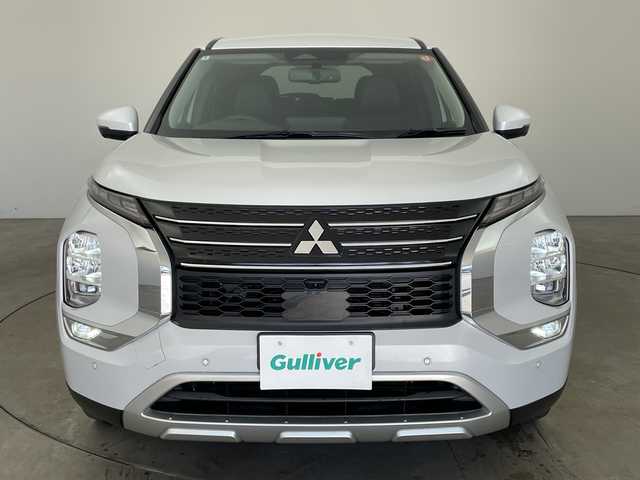 三菱 アウトランダー ＰＨＥＶ G 兵庫県 2022(令4)年 6.9万km ホワイトダイヤモンド ・充電ケーブル車載/・マイパイロット/・ハンドル支援/・車線逸脱警報/・車線逸脱防止支援/・後側方接近車両検知警報/・後側方衝突防止支援/・前方衝突防止支援/・踏み間違い衝突防止アシスト/・標識認識/・後退時車両検知警報/・レーダークルーズコントロール/・オートマチックハイビーム/・純正9型ナビ＆フルセグ＆BT＆USB/・全方位カメラ/・置くだけ充電/・AC100V電源/・パワーバックドア（ハンズフリー機能付き）/・BSM/・ハーフレザーシート/・前席シートヒーター/・前席パワーシート/・ステアリングヒーター/・ステアリングスイッチ/・スマートキー/・プッシュスタート/・スペアキー/・LEDライト/・フォグ/・オートライト/・純正20インチアルミホイール/・寒冷地仕様/・フロントワイパーデアイサー/・自動防眩ミラー/・ロールサンシェード