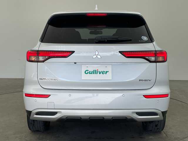 三菱 アウトランダー ＰＨＥＶ G 兵庫県 2022(令4)年 6.9万km ホワイトダイヤモンド ・充電ケーブル車載/・マイパイロット/・ハンドル支援/・車線逸脱警報/・車線逸脱防止支援/・後側方接近車両検知警報/・後側方衝突防止支援/・前方衝突防止支援/・踏み間違い衝突防止アシスト/・標識認識/・後退時車両検知警報/・レーダークルーズコントロール/・オートマチックハイビーム/・純正9型ナビ＆フルセグ＆BT＆USB/・全方位カメラ/・置くだけ充電/・AC100V電源/・パワーバックドア（ハンズフリー機能付き）/・BSM/・ハーフレザーシート/・前席シートヒーター/・前席パワーシート/・ステアリングヒーター/・ステアリングスイッチ/・スマートキー/・プッシュスタート/・スペアキー/・LEDライト/・フォグ/・オートライト/・純正20インチアルミホイール/・寒冷地仕様/・フロントワイパーデアイサー/・自動防眩ミラー/・ロールサンシェード