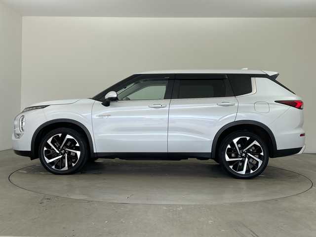 三菱 アウトランダー ＰＨＥＶ G 兵庫県 2022(令4)年 6.9万km ホワイトダイヤモンド ・充電ケーブル車載/・マイパイロット/・ハンドル支援/・車線逸脱警報/・車線逸脱防止支援/・後側方接近車両検知警報/・後側方衝突防止支援/・前方衝突防止支援/・踏み間違い衝突防止アシスト/・標識認識/・後退時車両検知警報/・レーダークルーズコントロール/・オートマチックハイビーム/・純正9型ナビ＆フルセグ＆BT＆USB/・全方位カメラ/・置くだけ充電/・AC100V電源/・パワーバックドア（ハンズフリー機能付き）/・BSM/・ハーフレザーシート/・前席シートヒーター/・前席パワーシート/・ステアリングヒーター/・ステアリングスイッチ/・スマートキー/・プッシュスタート/・スペアキー/・LEDライト/・フォグ/・オートライト/・純正20インチアルミホイール/・寒冷地仕様/・フロントワイパーデアイサー/・自動防眩ミラー/・ロールサンシェード