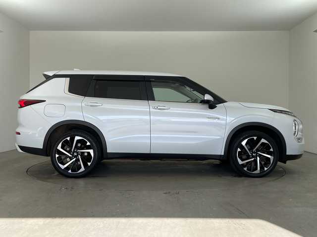 三菱 アウトランダー ＰＨＥＶ G 兵庫県 2022(令4)年 6.9万km ホワイトダイヤモンド ・充電ケーブル車載/・マイパイロット/・ハンドル支援/・車線逸脱警報/・車線逸脱防止支援/・後側方接近車両検知警報/・後側方衝突防止支援/・前方衝突防止支援/・踏み間違い衝突防止アシスト/・標識認識/・後退時車両検知警報/・レーダークルーズコントロール/・オートマチックハイビーム/・純正9型ナビ＆フルセグ＆BT＆USB/・全方位カメラ/・置くだけ充電/・AC100V電源/・パワーバックドア（ハンズフリー機能付き）/・BSM/・ハーフレザーシート/・前席シートヒーター/・前席パワーシート/・ステアリングヒーター/・ステアリングスイッチ/・スマートキー/・プッシュスタート/・スペアキー/・LEDライト/・フォグ/・オートライト/・純正20インチアルミホイール/・寒冷地仕様/・フロントワイパーデアイサー/・自動防眩ミラー/・ロールサンシェード