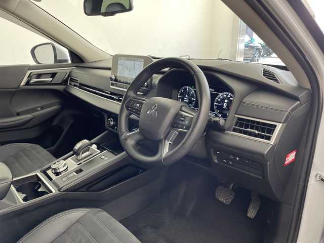 三菱 アウトランダー ＰＨＥＶ G 兵庫県 2022(令4)年 6.9万km ホワイトダイヤモンド ・充電ケーブル車載/・マイパイロット/・ハンドル支援/・車線逸脱警報/・車線逸脱防止支援/・後側方接近車両検知警報/・後側方衝突防止支援/・前方衝突防止支援/・踏み間違い衝突防止アシスト/・標識認識/・後退時車両検知警報/・レーダークルーズコントロール/・オートマチックハイビーム/・純正9型ナビ＆フルセグ＆BT＆USB/・全方位カメラ/・置くだけ充電/・AC100V電源/・パワーバックドア（ハンズフリー機能付き）/・BSM/・ハーフレザーシート/・前席シートヒーター/・前席パワーシート/・ステアリングヒーター/・ステアリングスイッチ/・スマートキー/・プッシュスタート/・スペアキー/・LEDライト/・フォグ/・オートライト/・純正20インチアルミホイール/・寒冷地仕様/・フロントワイパーデアイサー/・自動防眩ミラー/・ロールサンシェード