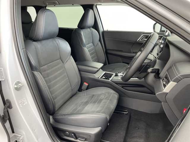 三菱 アウトランダー ＰＨＥＶ G 兵庫県 2022(令4)年 6.9万km ホワイトダイヤモンド ・充電ケーブル車載/・マイパイロット/・ハンドル支援/・車線逸脱警報/・車線逸脱防止支援/・後側方接近車両検知警報/・後側方衝突防止支援/・前方衝突防止支援/・踏み間違い衝突防止アシスト/・標識認識/・後退時車両検知警報/・レーダークルーズコントロール/・オートマチックハイビーム/・純正9型ナビ＆フルセグ＆BT＆USB/・全方位カメラ/・置くだけ充電/・AC100V電源/・パワーバックドア（ハンズフリー機能付き）/・BSM/・ハーフレザーシート/・前席シートヒーター/・前席パワーシート/・ステアリングヒーター/・ステアリングスイッチ/・スマートキー/・プッシュスタート/・スペアキー/・LEDライト/・フォグ/・オートライト/・純正20インチアルミホイール/・寒冷地仕様/・フロントワイパーデアイサー/・自動防眩ミラー/・ロールサンシェード