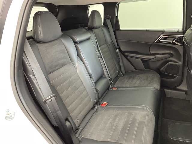 三菱 アウトランダー ＰＨＥＶ G 兵庫県 2022(令4)年 6.9万km ホワイトダイヤモンド ・充電ケーブル車載/・マイパイロット/・ハンドル支援/・車線逸脱警報/・車線逸脱防止支援/・後側方接近車両検知警報/・後側方衝突防止支援/・前方衝突防止支援/・踏み間違い衝突防止アシスト/・標識認識/・後退時車両検知警報/・レーダークルーズコントロール/・オートマチックハイビーム/・純正9型ナビ＆フルセグ＆BT＆USB/・全方位カメラ/・置くだけ充電/・AC100V電源/・パワーバックドア（ハンズフリー機能付き）/・BSM/・ハーフレザーシート/・前席シートヒーター/・前席パワーシート/・ステアリングヒーター/・ステアリングスイッチ/・スマートキー/・プッシュスタート/・スペアキー/・LEDライト/・フォグ/・オートライト/・純正20インチアルミホイール/・寒冷地仕様/・フロントワイパーデアイサー/・自動防眩ミラー/・ロールサンシェード