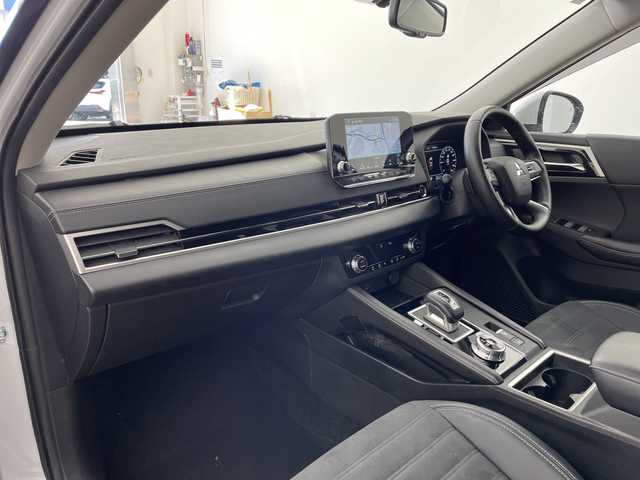 三菱 アウトランダー ＰＨＥＶ G 兵庫県 2022(令4)年 6.9万km ホワイトダイヤモンド ・充電ケーブル車載/・マイパイロット/・ハンドル支援/・車線逸脱警報/・車線逸脱防止支援/・後側方接近車両検知警報/・後側方衝突防止支援/・前方衝突防止支援/・踏み間違い衝突防止アシスト/・標識認識/・後退時車両検知警報/・レーダークルーズコントロール/・オートマチックハイビーム/・純正9型ナビ＆フルセグ＆BT＆USB/・全方位カメラ/・置くだけ充電/・AC100V電源/・パワーバックドア（ハンズフリー機能付き）/・BSM/・ハーフレザーシート/・前席シートヒーター/・前席パワーシート/・ステアリングヒーター/・ステアリングスイッチ/・スマートキー/・プッシュスタート/・スペアキー/・LEDライト/・フォグ/・オートライト/・純正20インチアルミホイール/・寒冷地仕様/・フロントワイパーデアイサー/・自動防眩ミラー/・ロールサンシェード