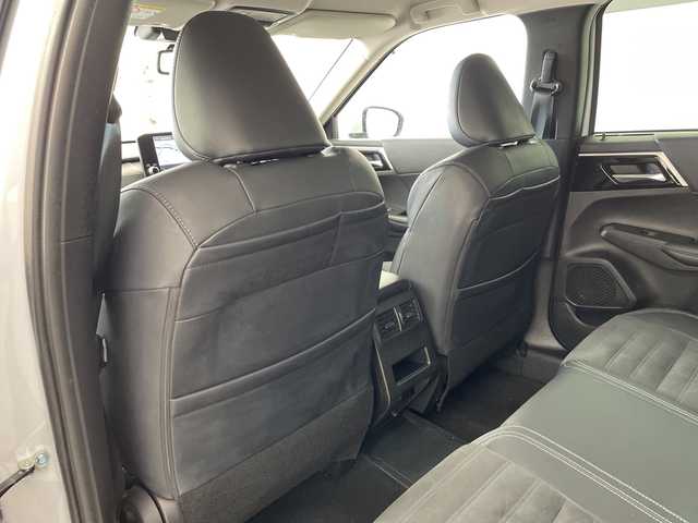 三菱 アウトランダー ＰＨＥＶ G 兵庫県 2022(令4)年 6.9万km ホワイトダイヤモンド ・充電ケーブル車載/・マイパイロット/・ハンドル支援/・車線逸脱警報/・車線逸脱防止支援/・後側方接近車両検知警報/・後側方衝突防止支援/・前方衝突防止支援/・踏み間違い衝突防止アシスト/・標識認識/・後退時車両検知警報/・レーダークルーズコントロール/・オートマチックハイビーム/・純正9型ナビ＆フルセグ＆BT＆USB/・全方位カメラ/・置くだけ充電/・AC100V電源/・パワーバックドア（ハンズフリー機能付き）/・BSM/・ハーフレザーシート/・前席シートヒーター/・前席パワーシート/・ステアリングヒーター/・ステアリングスイッチ/・スマートキー/・プッシュスタート/・スペアキー/・LEDライト/・フォグ/・オートライト/・純正20インチアルミホイール/・寒冷地仕様/・フロントワイパーデアイサー/・自動防眩ミラー/・ロールサンシェード