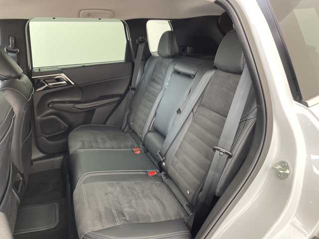 三菱 アウトランダー ＰＨＥＶ G 兵庫県 2022(令4)年 6.9万km ホワイトダイヤモンド ・充電ケーブル車載/・マイパイロット/・ハンドル支援/・車線逸脱警報/・車線逸脱防止支援/・後側方接近車両検知警報/・後側方衝突防止支援/・前方衝突防止支援/・踏み間違い衝突防止アシスト/・標識認識/・後退時車両検知警報/・レーダークルーズコントロール/・オートマチックハイビーム/・純正9型ナビ＆フルセグ＆BT＆USB/・全方位カメラ/・置くだけ充電/・AC100V電源/・パワーバックドア（ハンズフリー機能付き）/・BSM/・ハーフレザーシート/・前席シートヒーター/・前席パワーシート/・ステアリングヒーター/・ステアリングスイッチ/・スマートキー/・プッシュスタート/・スペアキー/・LEDライト/・フォグ/・オートライト/・純正20インチアルミホイール/・寒冷地仕様/・フロントワイパーデアイサー/・自動防眩ミラー/・ロールサンシェード