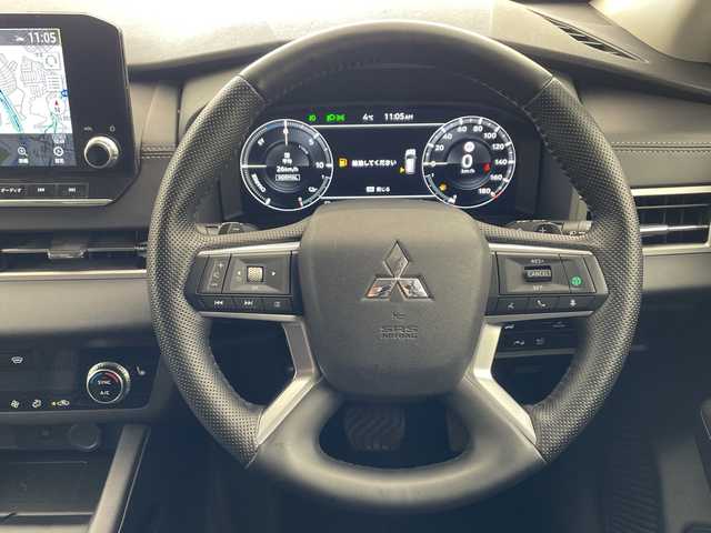 三菱 アウトランダー ＰＨＥＶ G 兵庫県 2022(令4)年 6.9万km ホワイトダイヤモンド ・充電ケーブル車載/・マイパイロット/・ハンドル支援/・車線逸脱警報/・車線逸脱防止支援/・後側方接近車両検知警報/・後側方衝突防止支援/・前方衝突防止支援/・踏み間違い衝突防止アシスト/・標識認識/・後退時車両検知警報/・レーダークルーズコントロール/・オートマチックハイビーム/・純正9型ナビ＆フルセグ＆BT＆USB/・全方位カメラ/・置くだけ充電/・AC100V電源/・パワーバックドア（ハンズフリー機能付き）/・BSM/・ハーフレザーシート/・前席シートヒーター/・前席パワーシート/・ステアリングヒーター/・ステアリングスイッチ/・スマートキー/・プッシュスタート/・スペアキー/・LEDライト/・フォグ/・オートライト/・純正20インチアルミホイール/・寒冷地仕様/・フロントワイパーデアイサー/・自動防眩ミラー/・ロールサンシェード