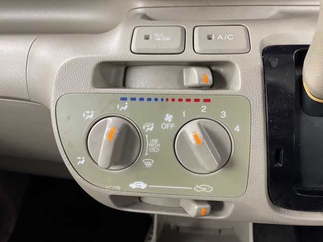 ホンダ Ｎ ＢＯＸ G 道央・札幌 2013(平25)年 13万km クリスタルブラックパール ・4WD/・CD/AM/FM/AUX/・ミラーヒーター/・両側スライドドア/・純正フロアマット/・純正ドアバイザー/・横滑り防止/・ABS/・夏タイヤAWセット積込/・ライトレベライザー/・プッシュスタート/・スマートキー