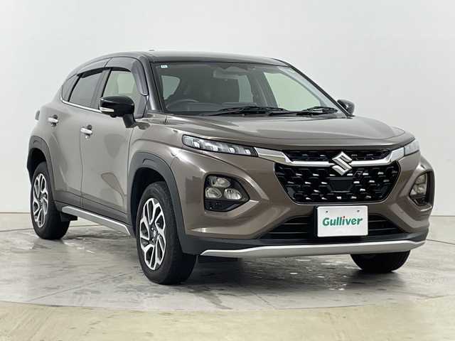 スズキ フロンクス 道央・札幌 2024(令6)年 1万km 茶Ⅱ ・4WD/・純正ディスプレイ9インチ/・フルセグ/BT/USB/・全方位カメラ/・ハーフレザーシート/・コーナーセンサー/・シートヒーター/・スズキセーフティサポート/・アダプティブクルーズコントロール/・LEDオートライト/・ハイビームアシスト/・ダウンヒルアシストコントロール/・グリップコントロール/・スマートキー×2/・純正フロアマット/・純正ドアバイザー/・横滑り防止装置