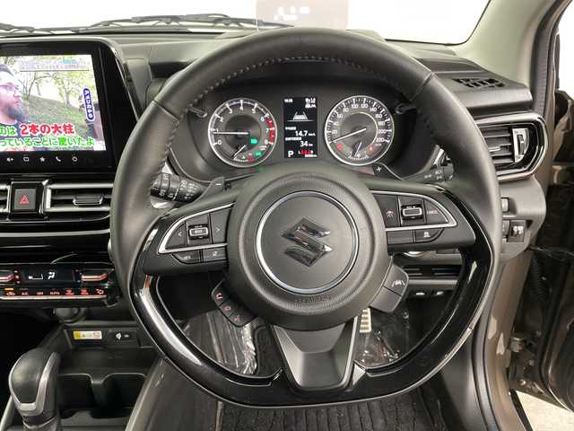 スズキ フロンクス 道央・札幌 2024(令6)年 1万km 茶Ⅱ ・4WD/・純正ディスプレイ9インチ/・フルセグ/BT/USB/・全方位カメラ/・ハーフレザーシート/・コーナーセンサー/・シートヒーター/・スズキセーフティサポート/・アダプティブクルーズコントロール/・LEDオートライト/・ハイビームアシスト/・ダウンヒルアシストコントロール/・グリップコントロール/・スマートキー×2/・純正フロアマット/・純正ドアバイザー/・横滑り防止装置