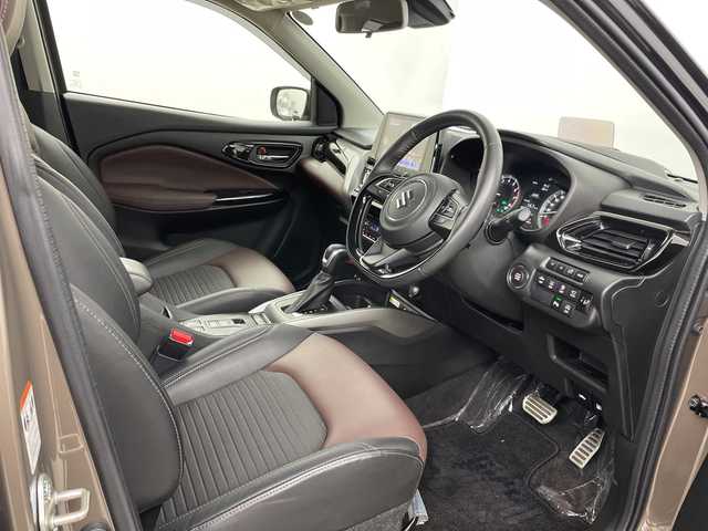 スズキ フロンクス 道央・札幌 2024(令6)年 1万km 茶Ⅱ ・4WD/・純正ディスプレイ9インチ/・フルセグ/BT/USB/・全方位カメラ/・ハーフレザーシート/・コーナーセンサー/・シートヒーター/・スズキセーフティサポート/・アダプティブクルーズコントロール/・LEDオートライト/・ハイビームアシスト/・ダウンヒルアシストコントロール/・グリップコントロール/・スマートキー×2/・純正フロアマット/・純正ドアバイザー/・横滑り防止装置