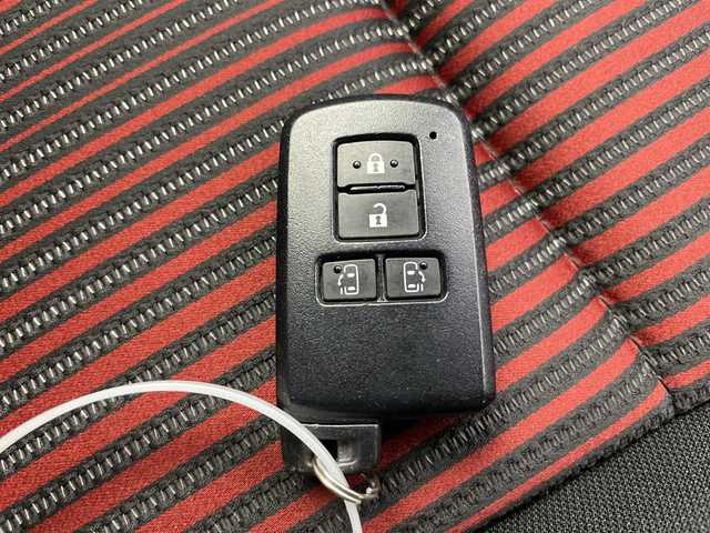 トヨタ ヴォクシー ZS 富山県 2017(平29)年 6.6万km ブラッキッシュアゲハガラスフレーク 純正9インチナビ【NSZT-Y66T】/(AM/FM/CD/DVD/SD/USB/BT)/フルセグTV/バックカメラ/両側パワースライドドア/衝突被害軽減ブレーキ/クルーズコントロール/レーンキープアシスト/オートマチックハイビーム/LEDヘッドライト/ビルトインETC2.0/ドライブレコーダー前後/スマートキー/プッシュスタート/純正フロアマット/アイドリングストップ/ドアバイザー