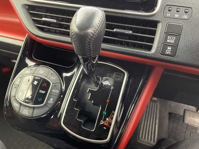 トヨタ ヴォクシー ZS 富山県 2017(平29)年 6.6万km ブラッキッシュアゲハガラスフレーク 純正9インチナビ【NSZT-Y66T】/(AM/FM/CD/DVD/SD/USB/BT)/フルセグTV/バックカメラ/両側パワースライドドア/衝突被害軽減ブレーキ/クルーズコントロール/レーンキープアシスト/オートマチックハイビーム/LEDヘッドライト/ビルトインETC2.0/ドライブレコーダー前後/スマートキー/プッシュスタート/純正フロアマット/アイドリングストップ/ドアバイザー