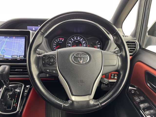 トヨタ ヴォクシー ZS 富山県 2017(平29)年 6.6万km ブラッキッシュアゲハガラスフレーク 純正9インチナビ【NSZT-Y66T】/(AM/FM/CD/DVD/SD/USB/BT)/フルセグTV/バックカメラ/両側パワースライドドア/衝突被害軽減ブレーキ/クルーズコントロール/レーンキープアシスト/オートマチックハイビーム/LEDヘッドライト/ビルトインETC2.0/ドライブレコーダー前後/スマートキー/プッシュスタート/純正フロアマット/アイドリングストップ/ドアバイザー