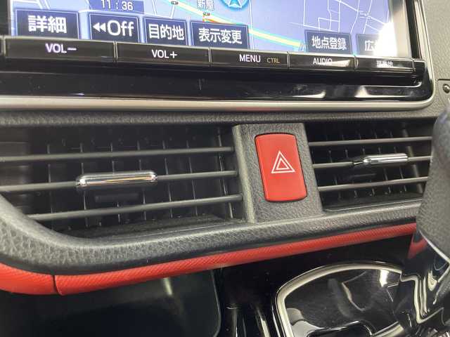 トヨタ ヴォクシー ZS 富山県 2017(平29)年 6.6万km ブラッキッシュアゲハガラスフレーク 純正9インチナビ【NSZT-Y66T】/(AM/FM/CD/DVD/SD/USB/BT)/フルセグTV/バックカメラ/両側パワースライドドア/衝突被害軽減ブレーキ/クルーズコントロール/レーンキープアシスト/オートマチックハイビーム/LEDヘッドライト/ビルトインETC2.0/ドライブレコーダー前後/スマートキー/プッシュスタート/純正フロアマット/アイドリングストップ/ドアバイザー