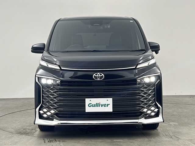 トヨタ ヴォクシー S－Z 兵庫県 2022(令4)年 0.9万km アティチュードブラックマイカ ・10.5インチ純正ディスプレイオーディオ&AM/FM&CD/DVD&USB/HDMI&Mira Cast&Bluetooth/・トヨタセーフティセンス/・レーンディパーチャーアラート/・プリクラッシュセーフティ/・プロアクティブドライビングアシスト/・パーキングソナー/・パーキングサポートブレーキ/・ロードサインアシスト/・レーダークルーズコントロール/・オートマチックハイビーム/・オートライト/・前後コーナーセンサー/・盗難防止装置/・フルセグTV/・バックカメラ/・ブレーキホールド/・電動パーキングブレーキ/・革巻きステアリング/・ステアリングスイッチ/・ビルトインETC2.0/・前後ドライブレコーダー/・前席シートヒーター/・LEDヘッドライト/・フォグライト/・オートリトラミラー/・シートリフター/・リアロールサンシェード/・ウォークスルー/・純正フロアマット/・ハーフレザーシート/・MTモード付AT/・プッシュスタート/スマートキー/・W/サイド/カーテンエアバッグ/・取扱説明書/保証書