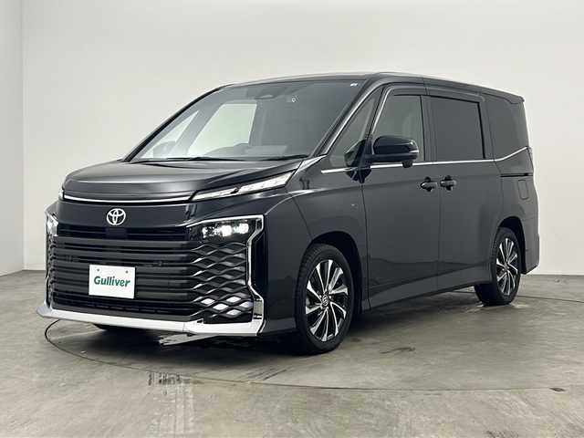 トヨタ ヴォクシー S－Z 兵庫県 2022(令4)年 0.9万km アティチュードブラックマイカ ・10.5インチ純正ディスプレイオーディオ&AM/FM&CD/DVD&USB/HDMI&Mira Cast&Bluetooth/・トヨタセーフティセンス/・レーンディパーチャーアラート/・プリクラッシュセーフティ/・プロアクティブドライビングアシスト/・パーキングソナー/・パーキングサポートブレーキ/・ロードサインアシスト/・レーダークルーズコントロール/・オートマチックハイビーム/・オートライト/・前後コーナーセンサー/・盗難防止装置/・フルセグTV/・バックカメラ/・ブレーキホールド/・電動パーキングブレーキ/・革巻きステアリング/・ステアリングスイッチ/・ビルトインETC2.0/・前後ドライブレコーダー/・前席シートヒーター/・LEDヘッドライト/・フォグライト/・オートリトラミラー/・シートリフター/・リアロールサンシェード/・ウォークスルー/・純正フロアマット/・ハーフレザーシート/・MTモード付AT/・プッシュスタート/スマートキー/・W/サイド/カーテンエアバッグ/・取扱説明書/保証書
