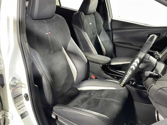 トヨタ プリウス ＰＨＶ S GRスポーツ 沖縄県 2018(平30)年 7.2万km ホワイトパールクリスタルシャイン 県外仕入　/禁煙車　/社外８インチナビ/（ＣＤ　ＤＶＤ　ＢＴ　フルセグＴＶ）/バックモニター　/スマートキー  /ＬＥＤヘッドライト　/オートライト  /オートハイビーム　/レーダークルーズコントロール　/ＥＴＣ/純正アルミホイール/ステアリングスイッチ