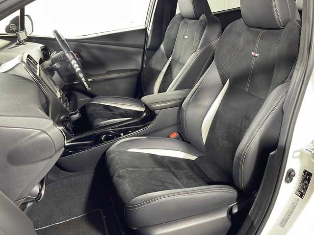 トヨタ プリウス ＰＨＶ S GRスポーツ 沖縄県 2018(平30)年 7.2万km ホワイトパールクリスタルシャイン 県外仕入　/禁煙車　/社外８インチナビ/（ＣＤ　ＤＶＤ　ＢＴ　フルセグＴＶ）/バックモニター　/スマートキー  /ＬＥＤヘッドライト　/オートライト  /オートハイビーム　/レーダークルーズコントロール　/ＥＴＣ/純正アルミホイール/ステアリングスイッチ