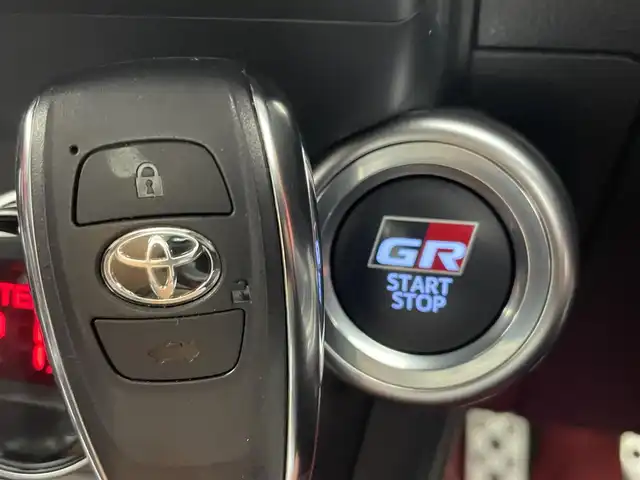 トヨタ ＧＲ８６ RZ 茨城県 2022(令4)年 1.2万km クリスタルホワイトパール 社外9型フローティングナビ/バックカメラ/フルセグ/GRスポイラー（F/S/R）/GRマフラー/クルーズコントロール/ETC/シートヒーター/純正18インチAW/LEDヘッドライト/スマートキー