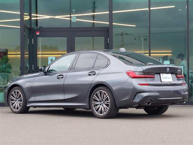 ＢＭＷ ３３０ｅ Mスポーツ 東京都 2022(令4)年 0.9万km ミネラルグレー 12.3インチマルチディスプレイメーターパネル/10.2インチワイドコントロールディスプレイ/HDDナビゲーション/ITSスポット対応DSRC車載器〈ETC〉/ワイヤレスチャージング/360°カメラ/ドライビングアシストプロフェッショナル/・高速道路渋滞時ハンズ・オフ・アシスト/・トラフィックサインアシスト（速度制限認識）/・アクティブクルーズコントロール（ストップ&ゴー機能付）/・ステアリング&レーンコントロールアシスト/・ レーンディパーチャーウォーニング（車線逸脱警告システム）/・ レーンチェンジウォーニング/・レーンチェンジアシスト/・ロストラフィックウォーニング（フロント&リヤ）/オートマチックトランク/18インチアルミホイール/LEDヘッドライト/スマートキー