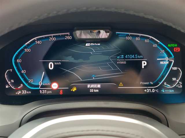 ＢＭＷ ３３０ｅ Mスポーツ 東京都 2022(令4)年 0.9万km ミネラルグレー 12.3インチマルチディスプレイメーターパネル/10.2インチワイドコントロールディスプレイ/HDDナビゲーション/ITSスポット対応DSRC車載器〈ETC〉/ワイヤレスチャージング/360°カメラ/ドライビングアシストプロフェッショナル/・高速道路渋滞時ハンズ・オフ・アシスト/・トラフィックサインアシスト（速度制限認識）/・アクティブクルーズコントロール（ストップ&ゴー機能付）/・ステアリング&レーンコントロールアシスト/・ レーンディパーチャーウォーニング（車線逸脱警告システム）/・ レーンチェンジウォーニング/・レーンチェンジアシスト/・ロストラフィックウォーニング（フロント&リヤ）/オートマチックトランク/18インチアルミホイール/LEDヘッドライト/スマートキー