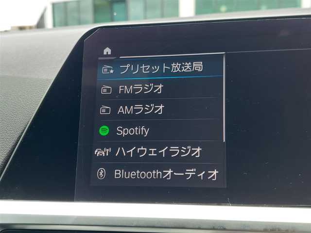 ＢＭＷ ３３０ｅ Mスポーツ 東京都 2022(令4)年 0.9万km ミネラルグレー 12.3インチマルチディスプレイメーターパネル/10.2インチワイドコントロールディスプレイ/HDDナビゲーション/ITSスポット対応DSRC車載器〈ETC〉/ワイヤレスチャージング/360°カメラ/ドライビングアシストプロフェッショナル/・高速道路渋滞時ハンズ・オフ・アシスト/・トラフィックサインアシスト（速度制限認識）/・アクティブクルーズコントロール（ストップ&ゴー機能付）/・ステアリング&レーンコントロールアシスト/・ レーンディパーチャーウォーニング（車線逸脱警告システム）/・ レーンチェンジウォーニング/・レーンチェンジアシスト/・ロストラフィックウォーニング（フロント&リヤ）/オートマチックトランク/18インチアルミホイール/LEDヘッドライト/スマートキー