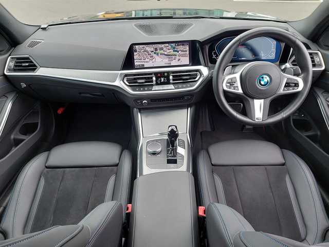 ＢＭＷ ３３０ｅ Mスポーツ 東京都 2022(令4)年 0.9万km ミネラルグレー 12.3インチマルチディスプレイメーターパネル/10.2インチワイドコントロールディスプレイ/HDDナビゲーション/ITSスポット対応DSRC車載器〈ETC〉/ワイヤレスチャージング/360°カメラ/ドライビングアシストプロフェッショナル/・高速道路渋滞時ハンズ・オフ・アシスト/・トラフィックサインアシスト（速度制限認識）/・アクティブクルーズコントロール（ストップ&ゴー機能付）/・ステアリング&レーンコントロールアシスト/・ レーンディパーチャーウォーニング（車線逸脱警告システム）/・ レーンチェンジウォーニング/・レーンチェンジアシスト/・ロストラフィックウォーニング（フロント&リヤ）/オートマチックトランク/18インチアルミホイール/LEDヘッドライト/スマートキー