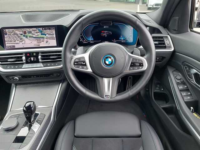 ＢＭＷ ３３０ｅ Mスポーツ 東京都 2022(令4)年 0.9万km ミネラルグレー 12.3インチマルチディスプレイメーターパネル/10.2インチワイドコントロールディスプレイ/HDDナビゲーション/ITSスポット対応DSRC車載器〈ETC〉/ワイヤレスチャージング/360°カメラ/ドライビングアシストプロフェッショナル/・高速道路渋滞時ハンズ・オフ・アシスト/・トラフィックサインアシスト（速度制限認識）/・アクティブクルーズコントロール（ストップ&ゴー機能付）/・ステアリング&レーンコントロールアシスト/・ レーンディパーチャーウォーニング（車線逸脱警告システム）/・ レーンチェンジウォーニング/・レーンチェンジアシスト/・ロストラフィックウォーニング（フロント&リヤ）/オートマチックトランク/18インチアルミホイール/LEDヘッドライト/スマートキー