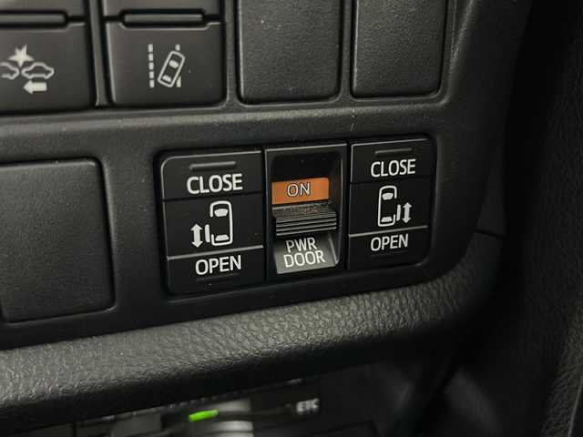 トヨタ エスクァイア Gi ブラックテーラード 沖縄県 2016(平28)年 9.1万km ホワイトパールクリスタルシャイン 県外仕入れ　/ワンオーナー　/禁煙車　/７乗り　/純正９インチナビ[NSZT-Y64T]/（フルセグＴＶ　ＣＤ　ＤＶＤ　Ｂｌｕｅｔｏｏｔｈ）/１１インチフリップダウンモニター　/Toyota Safety Sense/・プリクラッシュセーフティ/・レーンディパチャーアラート/・オートマチックハイビーム/純正ドライブレコーダー/ステップライト/コーナーセンサー/ラゲージLED/ビルトインETC/ハーフレザー/シートヒーター/LEDヘッドライト