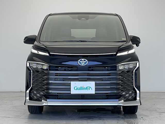 トヨタ ヴォクシー ハイブリッド S－Z 愛知県 2025(令7)年 0.1万km未満 アティチュードブラックマイカ 登録済未使用車/衝突軽減システム/純正ディスプレイオーディオ（ナビあり）/両側パワースライドドア/レーダークルーズコントロール/シートヒーター/フルセグ/CD/Bluetooth/バックカメラ/コーナーセンサー/純正アルミホイール/LEDヘッドライト/ＥＴＣ２．０/リアオートエアコン/オートマチックハイビーム/ステアリングスイッチ/スマートキー/プッシュスタート