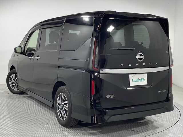 日産 セレナ e－パワー ハイウェイスター V 広島県 2023(令5)年 0.9万km ダイヤモンドブラック 禁煙車/純正９型ディスプレイオーディオ/アラウンドビューモニター/インテリジェントルームミラー/ハンズフリー付両側パーワースライドドア/ホールド機能付電動パーキングブレーキ/プロパイロット/ＥＴＣ/オートマチックハイビーム/コーナーセンサー/レーンキープアシスト/衝突軽減/踏み間違い防止/フォグランプ/LEDヘッドライト/エアバッグ(運転席/助手席/サイド/カーテン)/純正16インチアルミホイール (205/65/16)